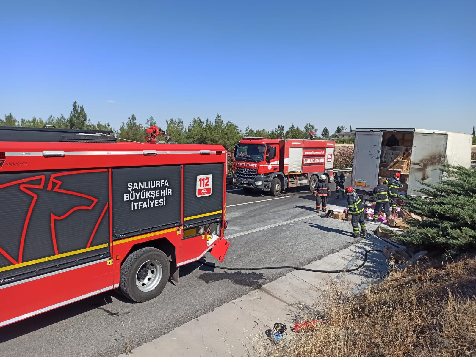 Şanlıurfa Mardin Yolunda Toz Deterjan Yüklü Tır Alev Alev Yandı (1)