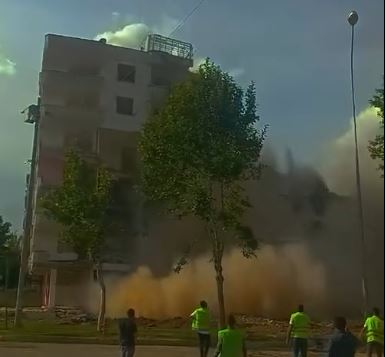 Şanlıurfa’da 7 Katlı Bina Çöktü (2)
