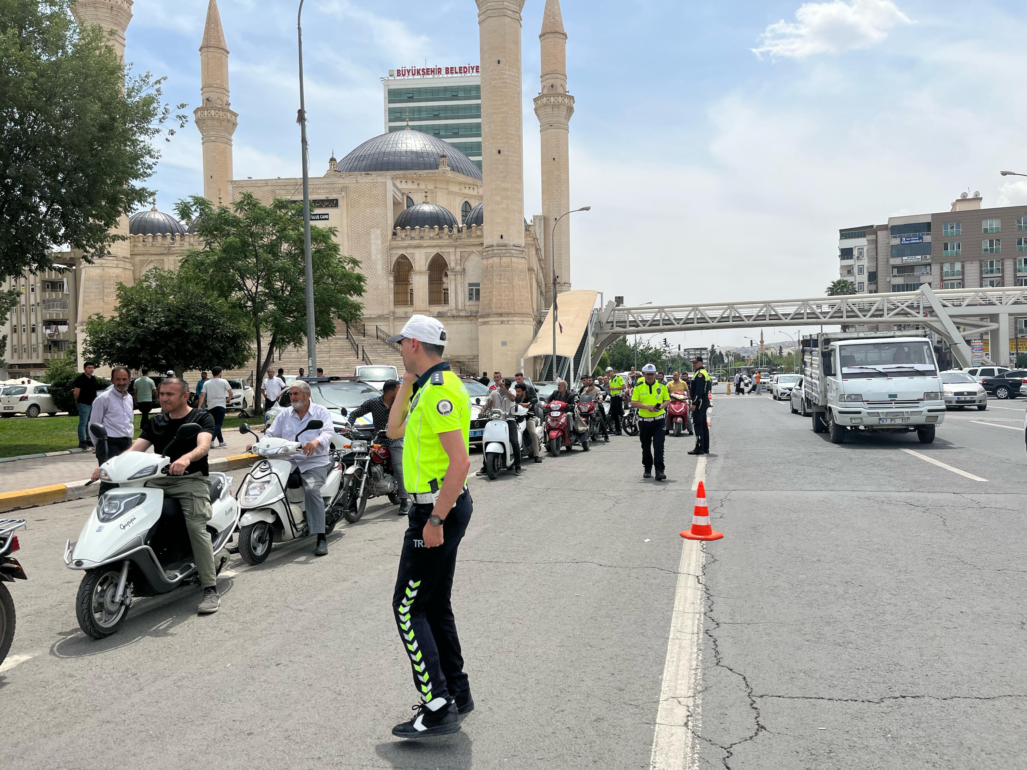 Şanlıurfa'da Ücretsiz Kask Dağıtıldı (1)