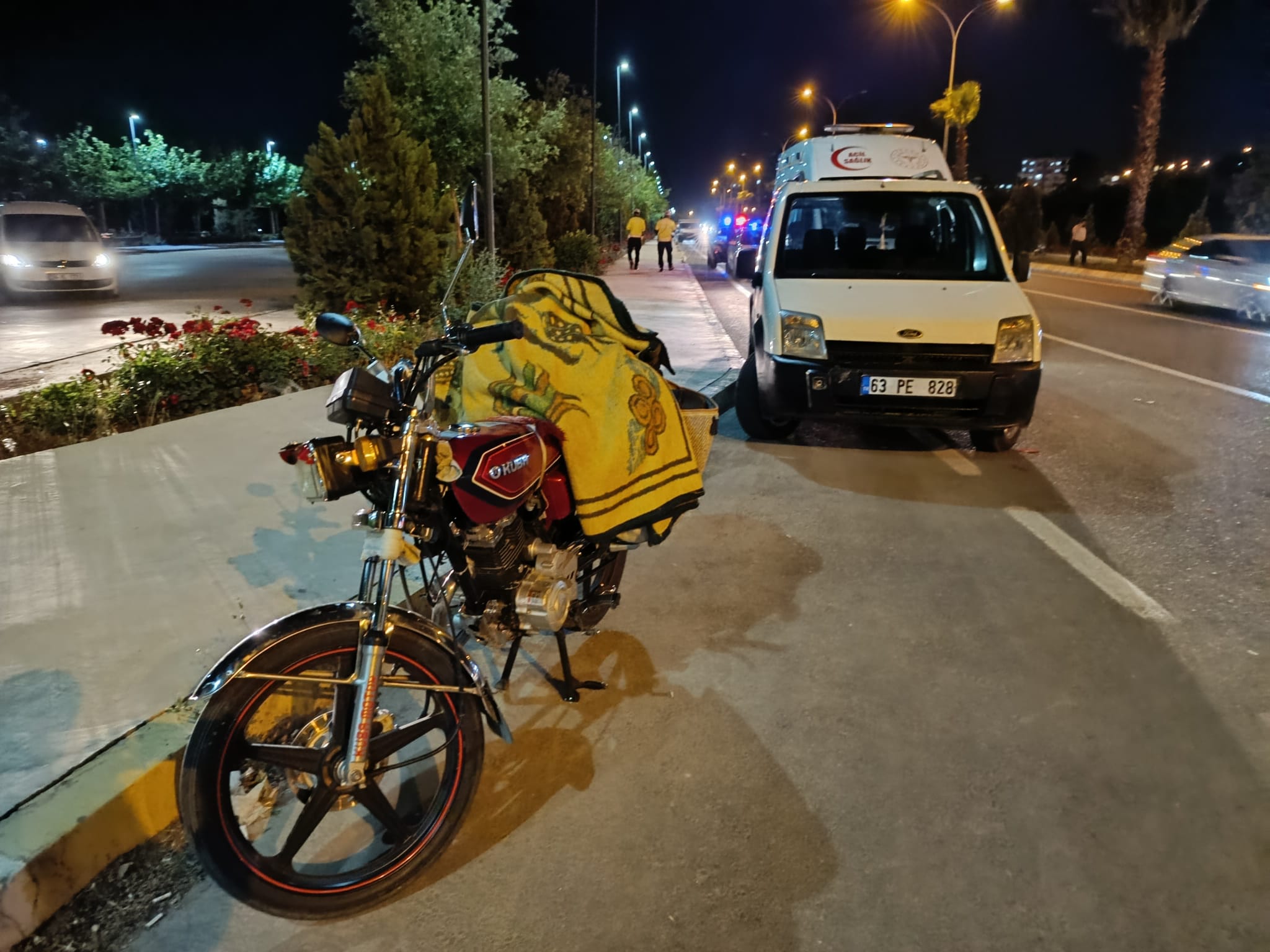 Şanlıurfa’nın Karaköprü İlçesinde Seyir Halindeki Motosikletin Park Halindeki Hafif Ticari Araca Çarpması Sonucu 22 Yaşındaki Kadın Yaralandı (1)