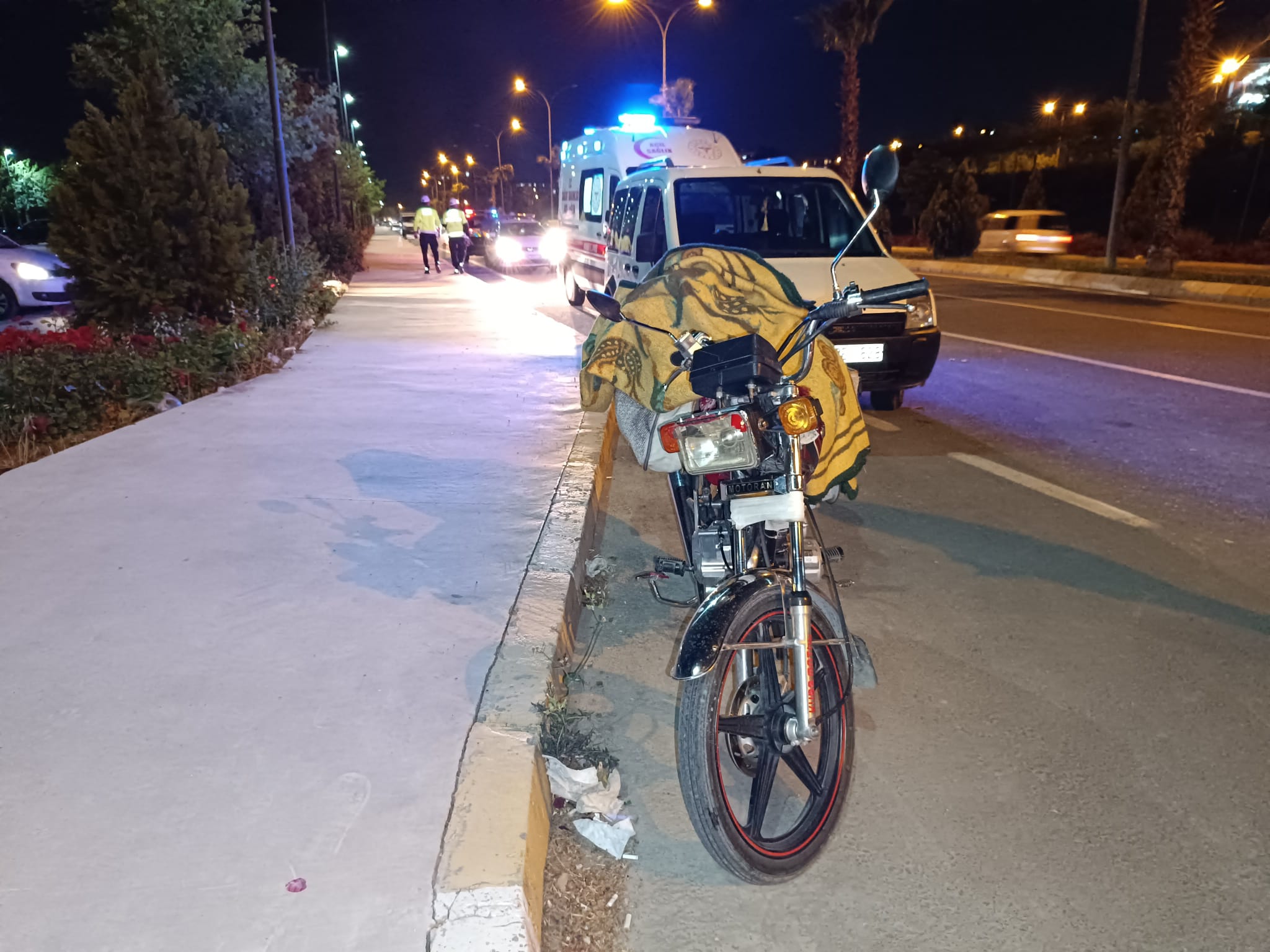 Şanlıurfa’nın Karaköprü İlçesinde Seyir Halindeki Motosikletin Park Halindeki Hafif Ticari Araca Çarpması Sonucu 22 Yaşındaki Kadın Yaralandı (2)
