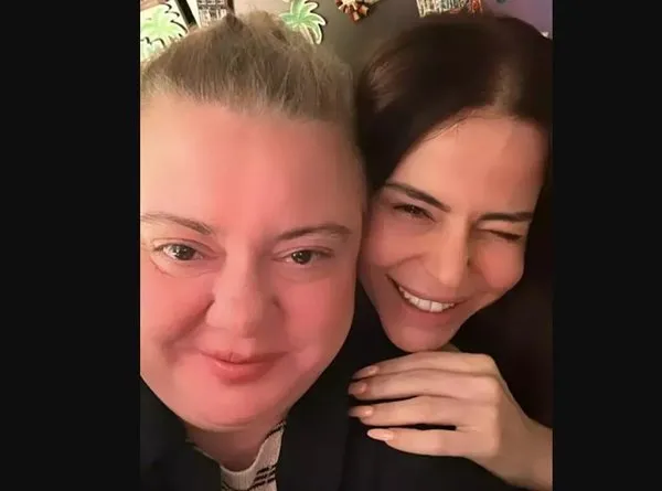 Simge Sağın Ve Ablası