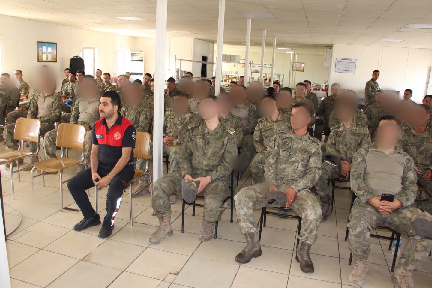 Asker Ve Komutanlar Yangın Söndürme Tüpü Kullanımında Usta Oldu! (1)