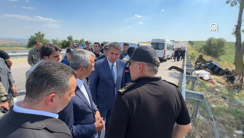 Edirnede Araç Ağaca Çarptı