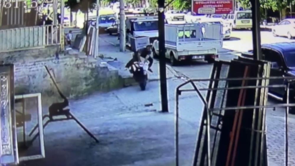 Hilvan’da Motosiklet Kazası Anbean Güvenlik Kamerasına Yansıdı! (1)