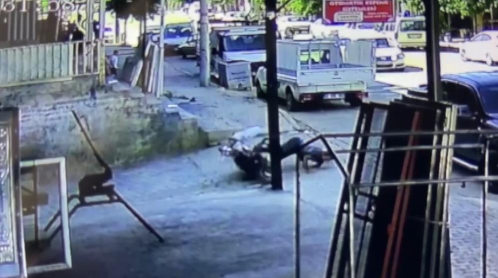 Hilvan’da Motosiklet Kazası Anbean Güvenlik Kamerasına Yansıdı! (2)