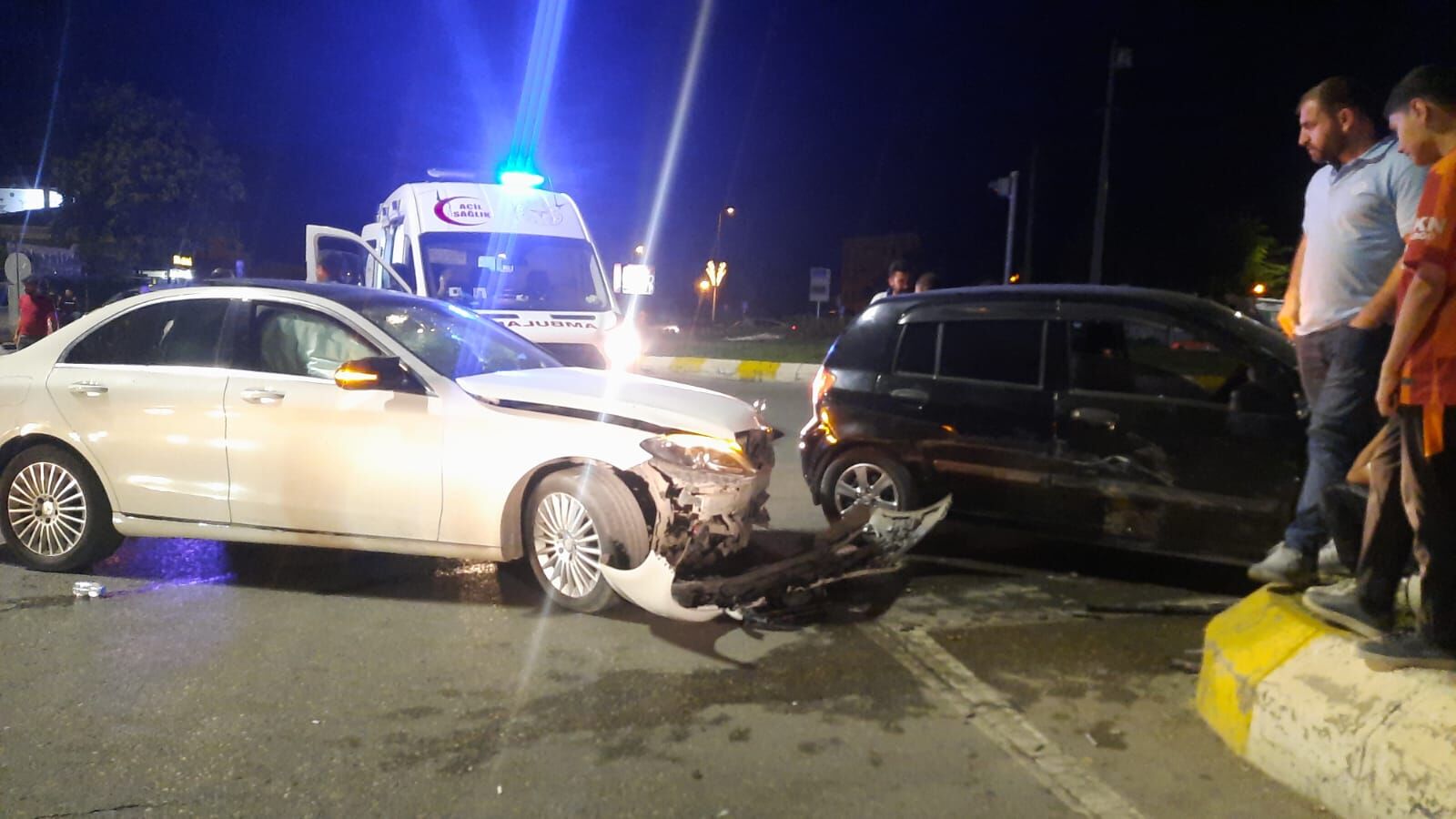 İpekyolu Bulvarı’nda Yaşanan Trafik Kazasında Yaralılar Var (1)