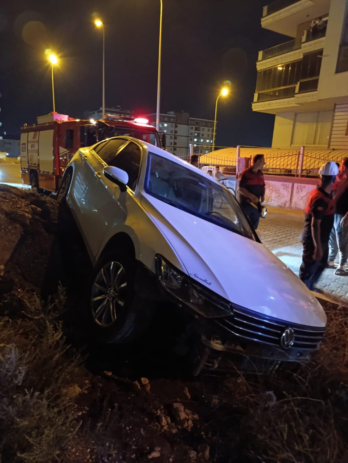 Otomobil, Araziye Uçtu (2)