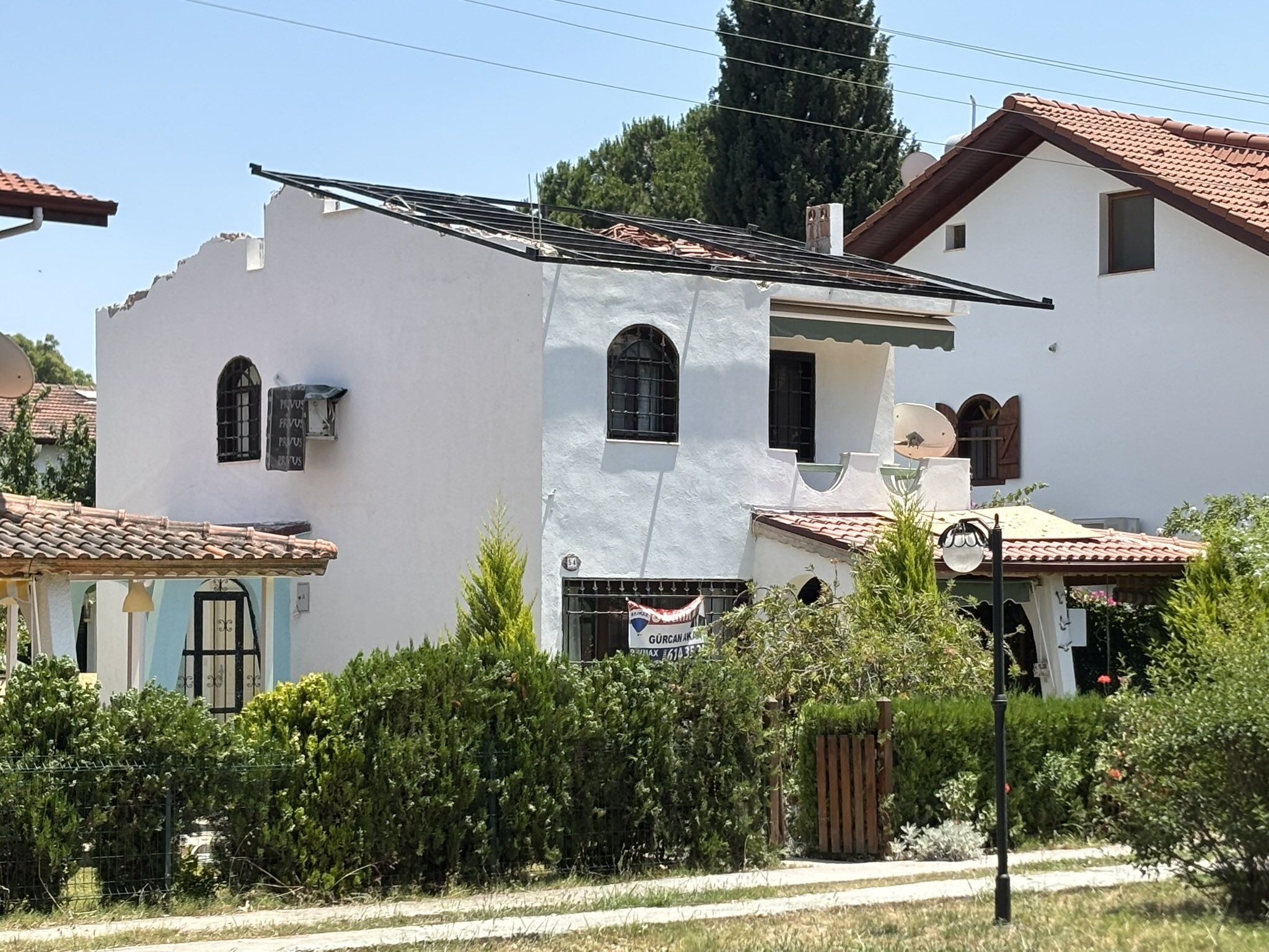 Prof. Dr. Övgün Ahmet Ercan, Kaçak Villası