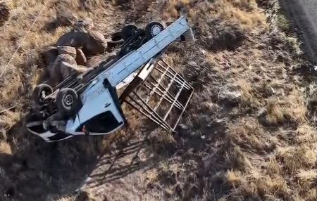 Şanlıurfa Siverek Yolunda Kamyonet Takla Attı (2)