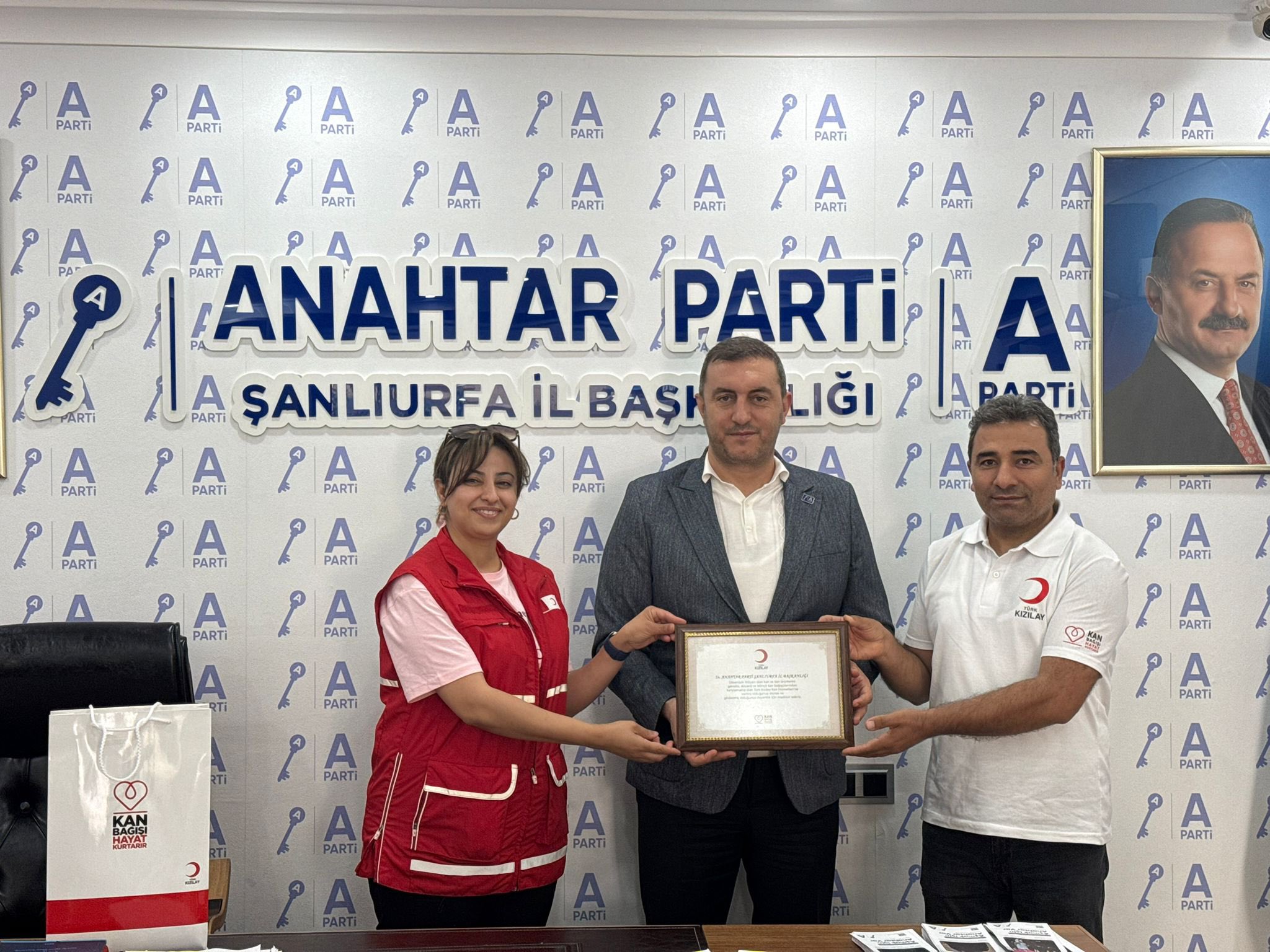 Şanlıurfa’da Anahtar Parti’ye Kızılay’dan Teşekkür Plaketi! (1)