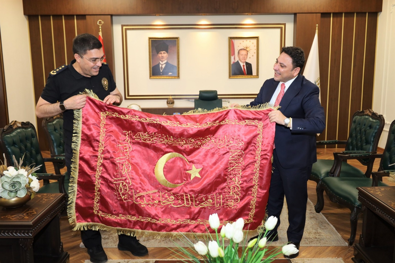 Şanlıurfa’da Anlam Yüklü Hediyeleşme Kaymakam Ile Emniyet Müdüründen Karşılıklı Jest-1