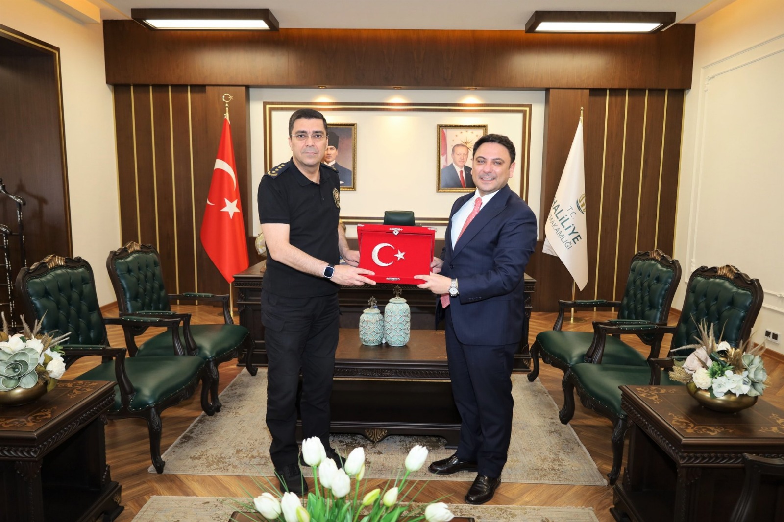 Şanlıurfa’da Anlam Yüklü Hediyeleşme Kaymakam Ile Emniyet Müdüründen Karşılıklı Jest (2)
