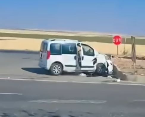 Şanlıurfa’da Kontrolden Çıkan Araç Refüje Çarptı (1)