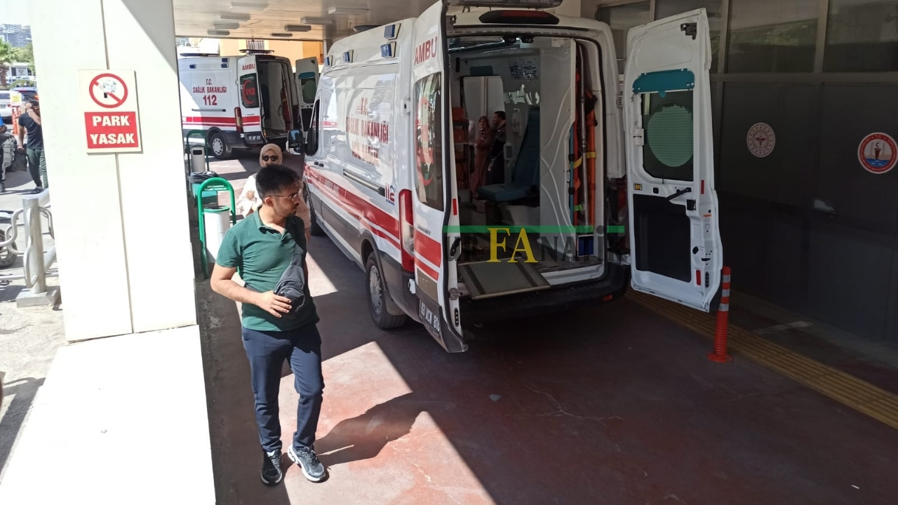Şanlıurfa’nın Karaköprü Ilçesinde Site Içerisinde Iki Grup Arasında Meydana Gelen Silahlı Kavgada 2 Kişi Yaralandı. Yaralılar Ambulansla Hastaneye Kaldırıldı (1)