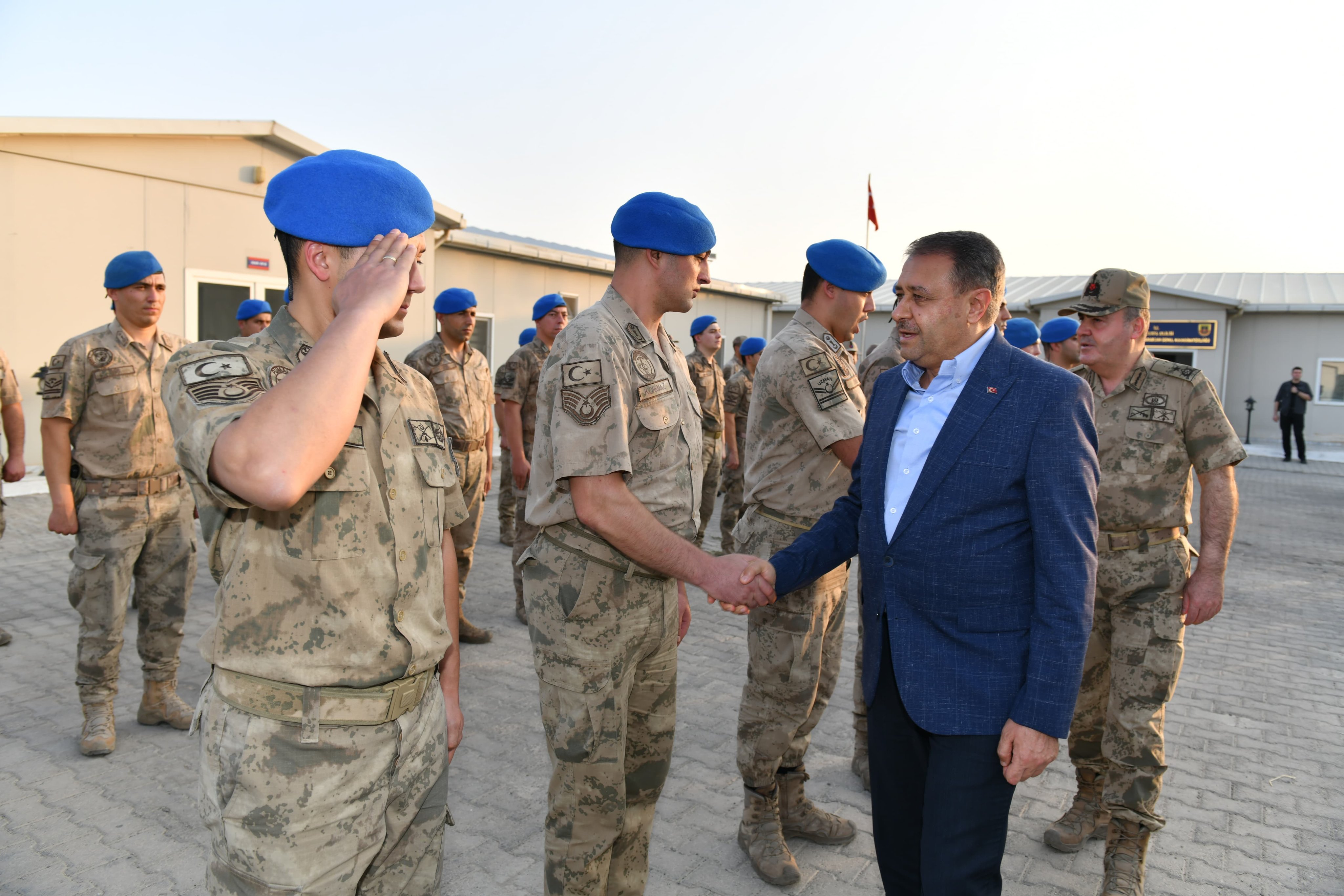 Vali Şıldak Ve Tuğgeneral Avkıran Barış Pınarı Bölgesi’nde Mehmetçiklerle Bayramlaştı (1)