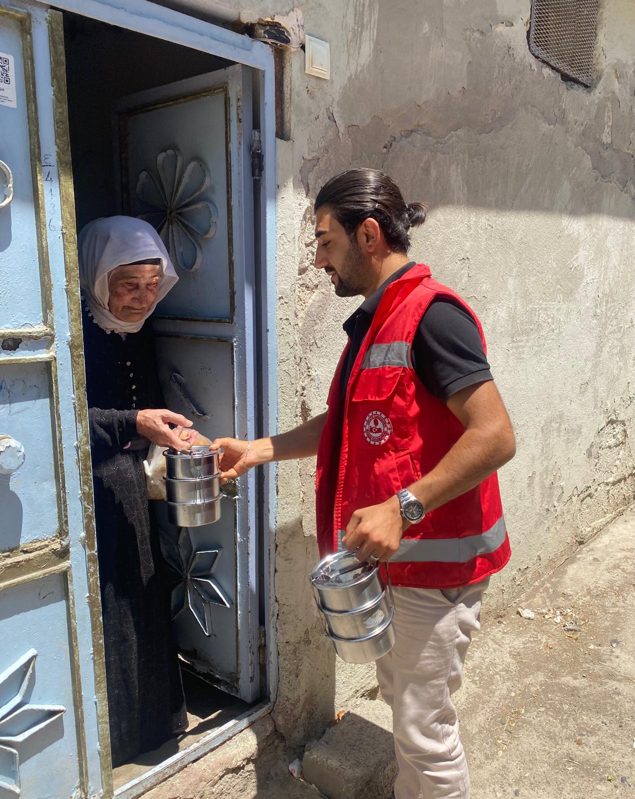 300 Aileye Aşure Dağıtıldı (1)