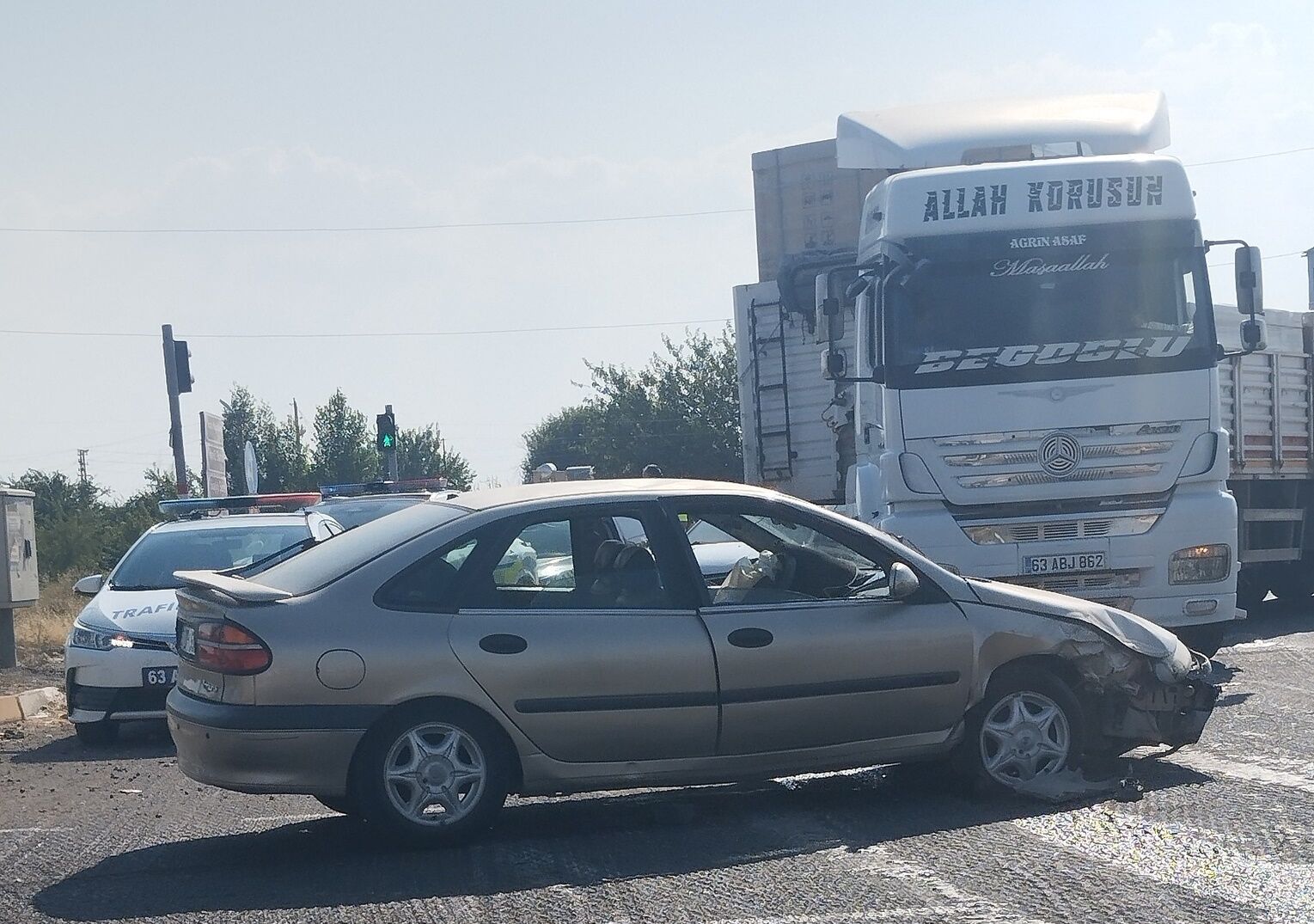 Şanlıurfa’da Kontrolden Çıkan Araç 2 Otomobile Çarptı: Yaralılar Var-1