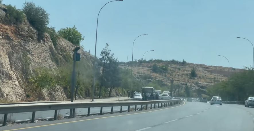 Aynı Istikamete Seyir Halinde Olan Iki Otomobil Akabe Toki̇ Şanlıurfa Inişinde Çarpıştı (2)