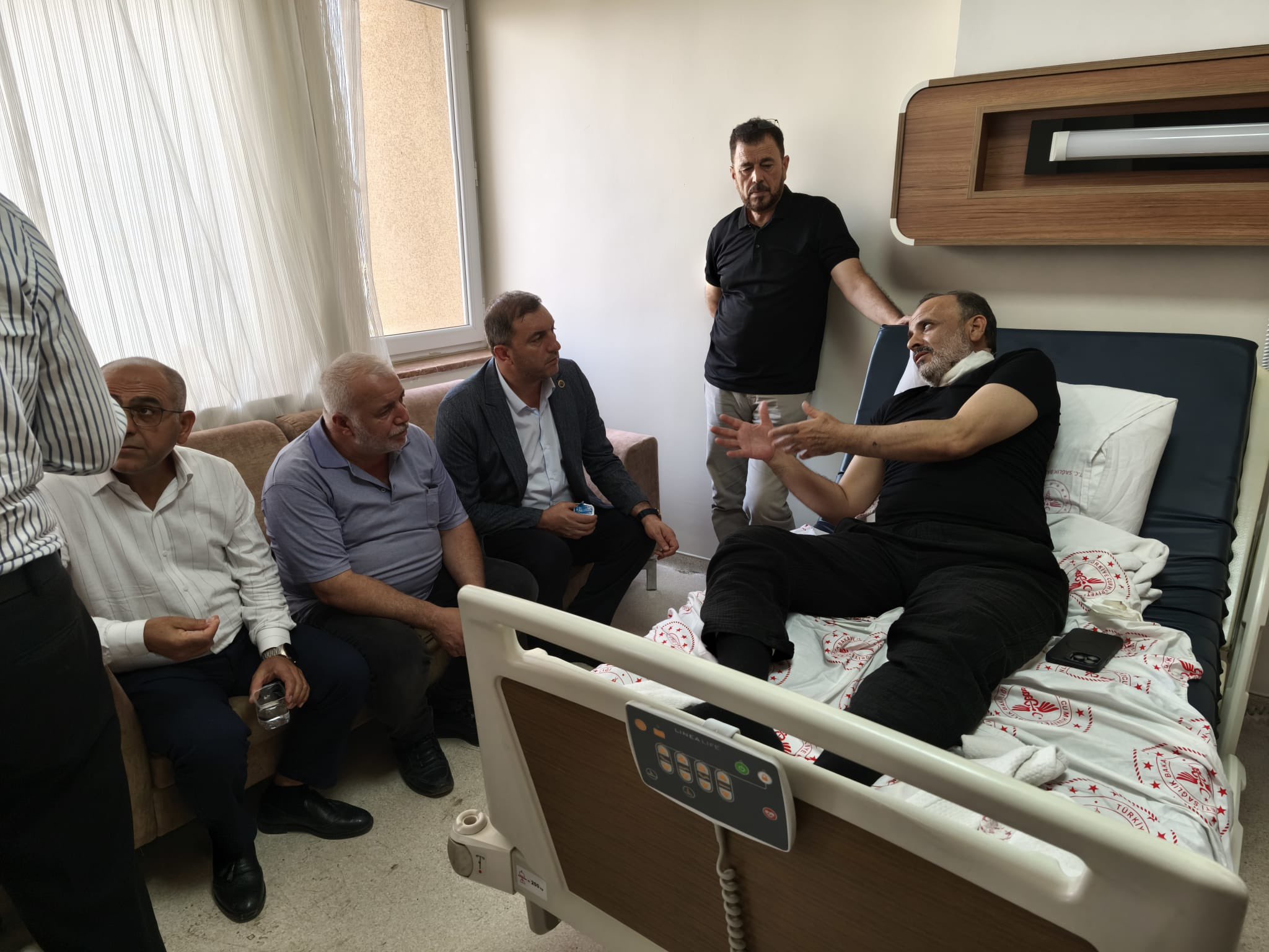Başhekim Ve İl Başkanı, Balıklıgöl Devlet Hastanesindeki Bıçaklı Saldırı Sonrası Yaralıları Ziyaret Etti (1)