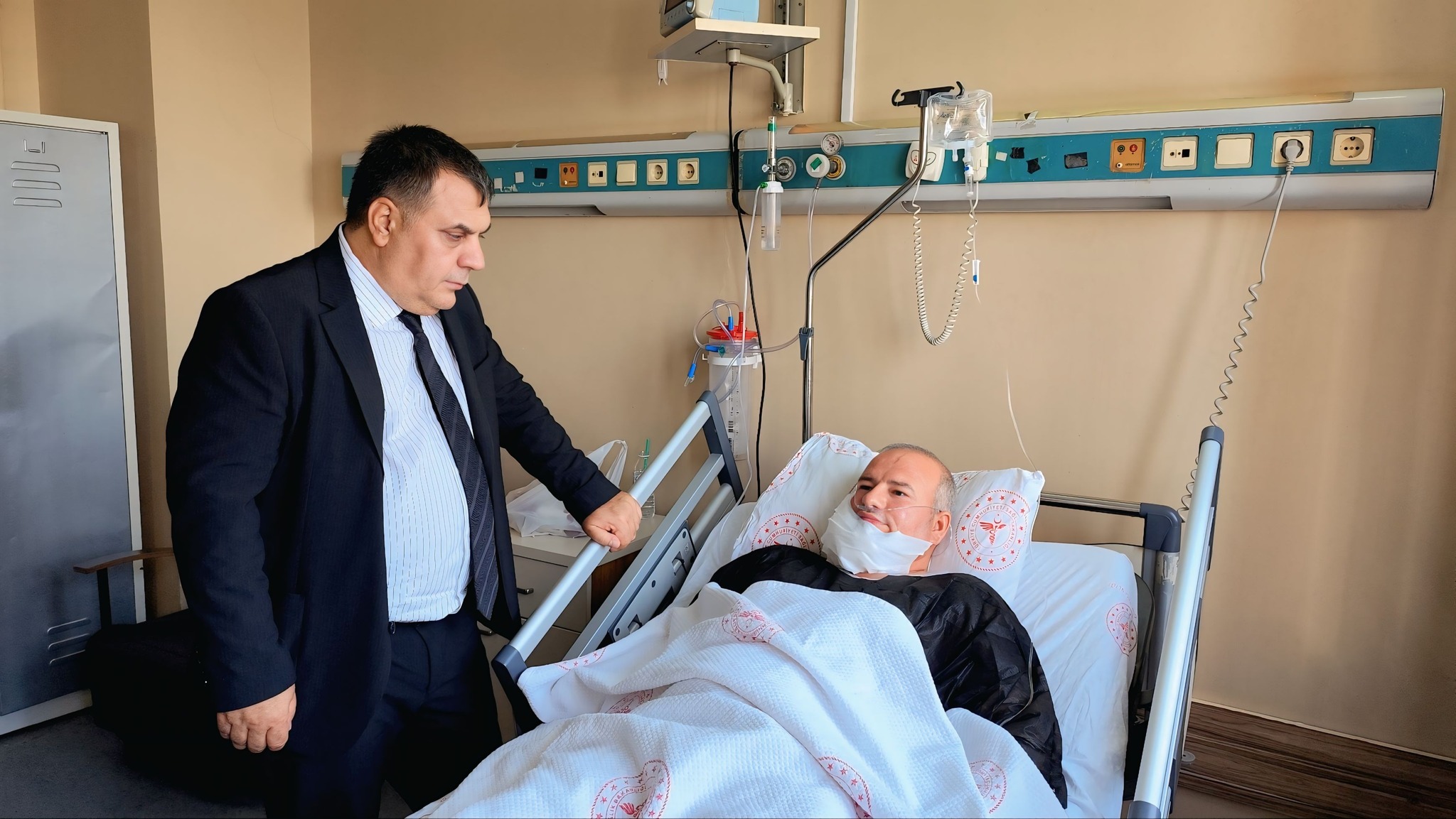 Başhekim Ve İl Başkanı, Balıklıgöl Devlet Hastanesindeki Bıçaklı Saldırı Sonrası Yaralıları Ziyaret Etti (4)