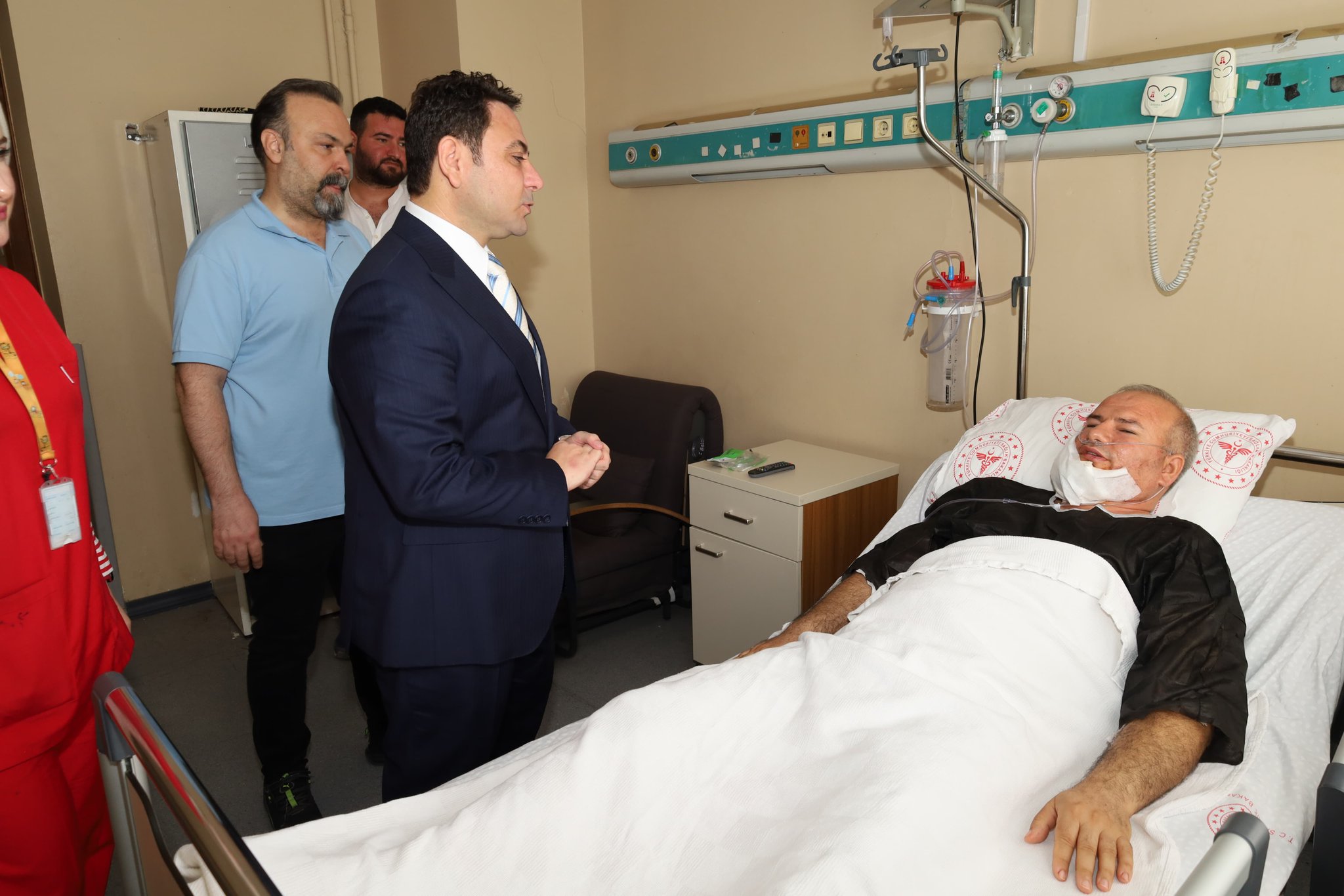 Haliliye Kaymakamı Doktor Muhammed Serkan Şahin, Hastanede Uğradıkları Bıçaklı Saldırı Sonucu Yaralanan Başhekim Yardımcısı Ve Güvenlik Görevlisini Tedavi Gördükleri Hastanede Ziyaret Etti (3)
