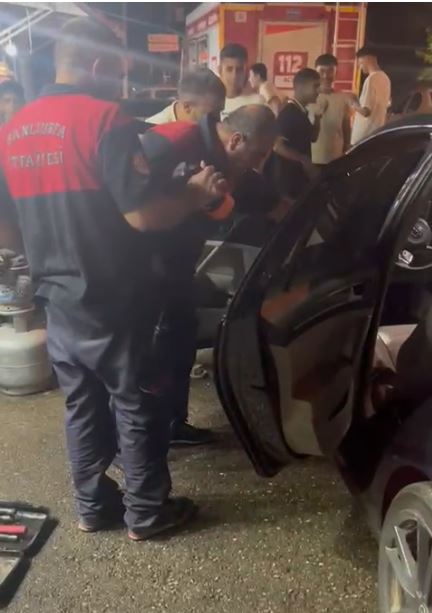 Hilvan’da Otomobile Giren Yılan, İtfaiye Ekiplerini Seferber Etti (1)
