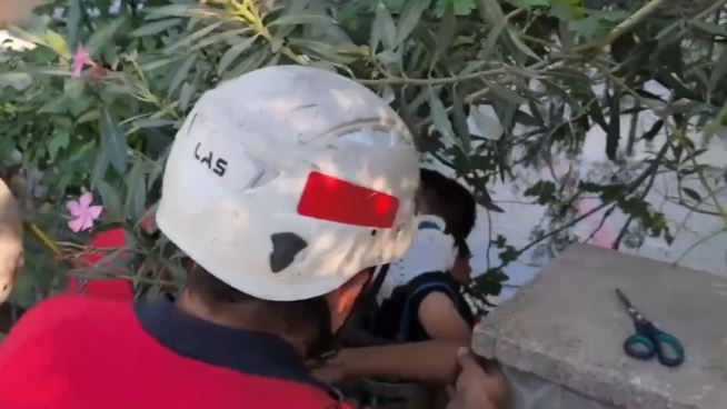 Karaköprü’de Oyun Oynayan Çocuğun Kolu Demir Korkuluklara Saplandı (1)