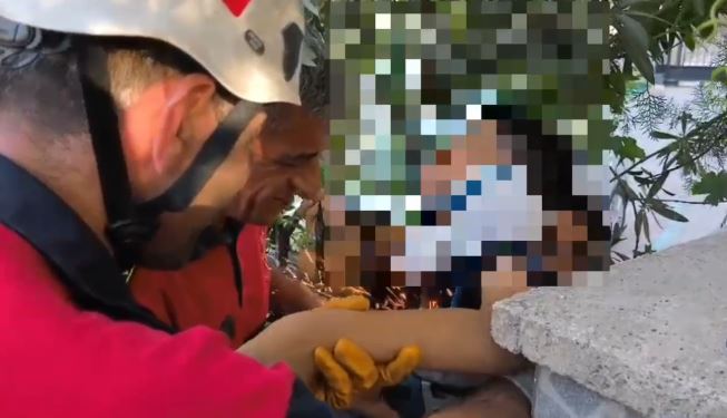 Karaköprü’de Oyun Oynayan Çocuğun Kolu Demir Korkuluklara Saplandı (3)