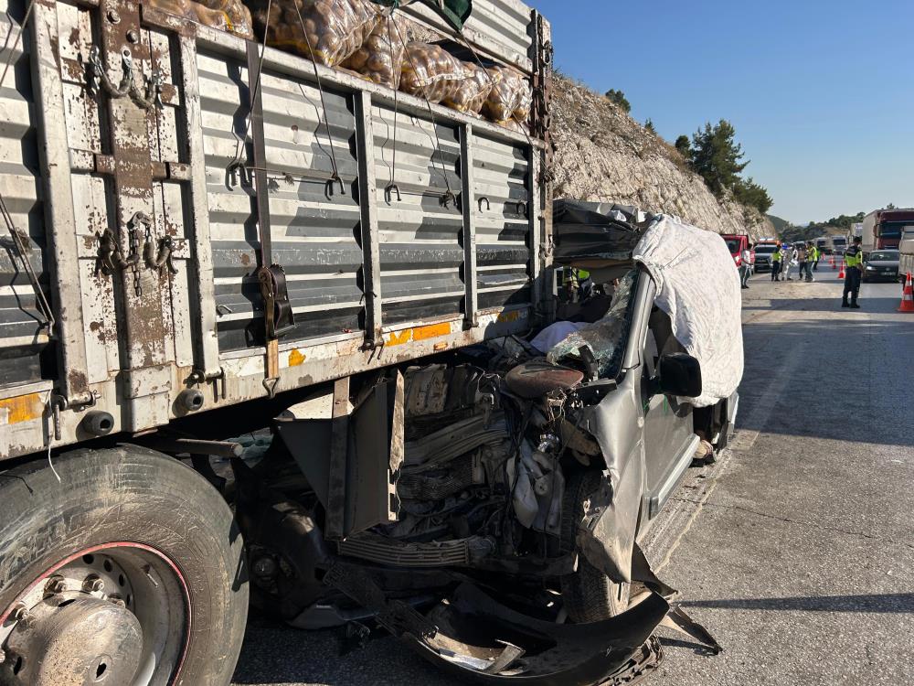 Mersin'deki Feci Kazada Ölen 5 Kişinin Kimlikleri Belirlendi (1)