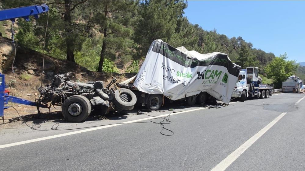 Niğde Pozantı Karayolunda Zincirleme Tır Kazası (2)