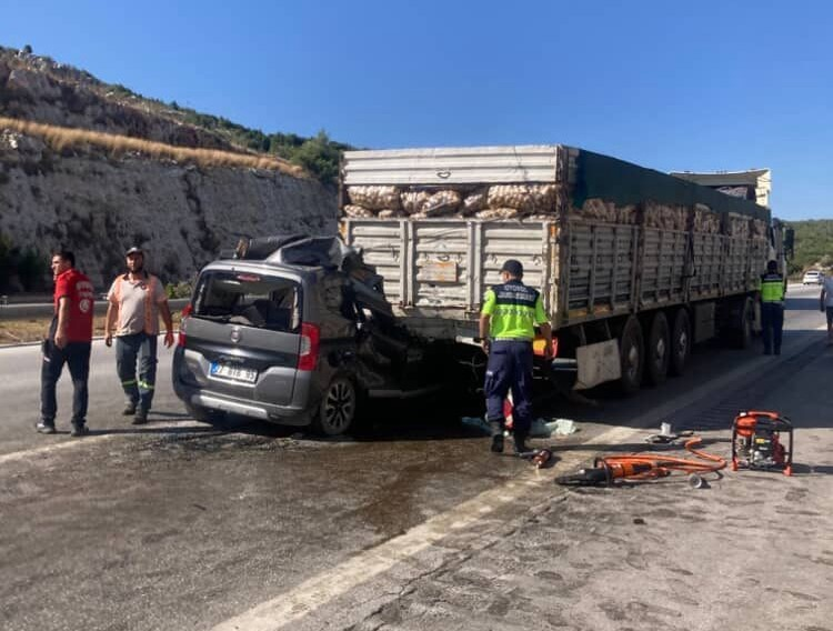 adanada trafik kazası 5 kişi olay yerinde öldü