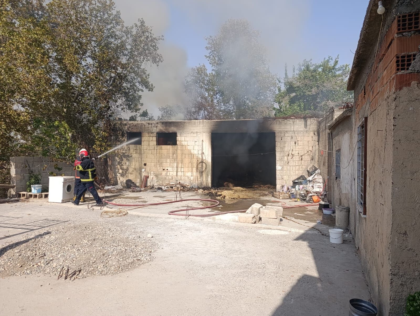 Şanlıurfa Birecik’te Samanlık Yangını Korkuttu-1