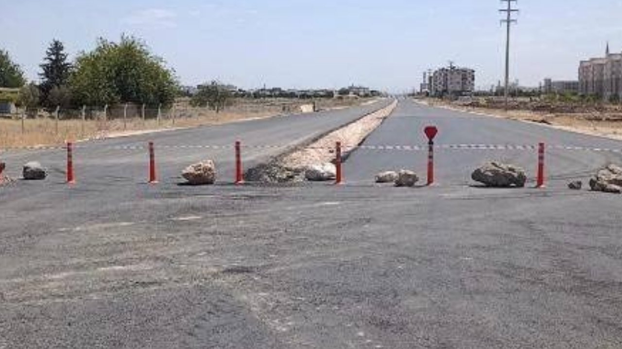 Şanlıurfa Büyükşehir Belediyesi, 1 Çocuk Hayatını Kaybettiği Viranşehir'deki Yolu Araç Trafiğine Kapattı. (4)