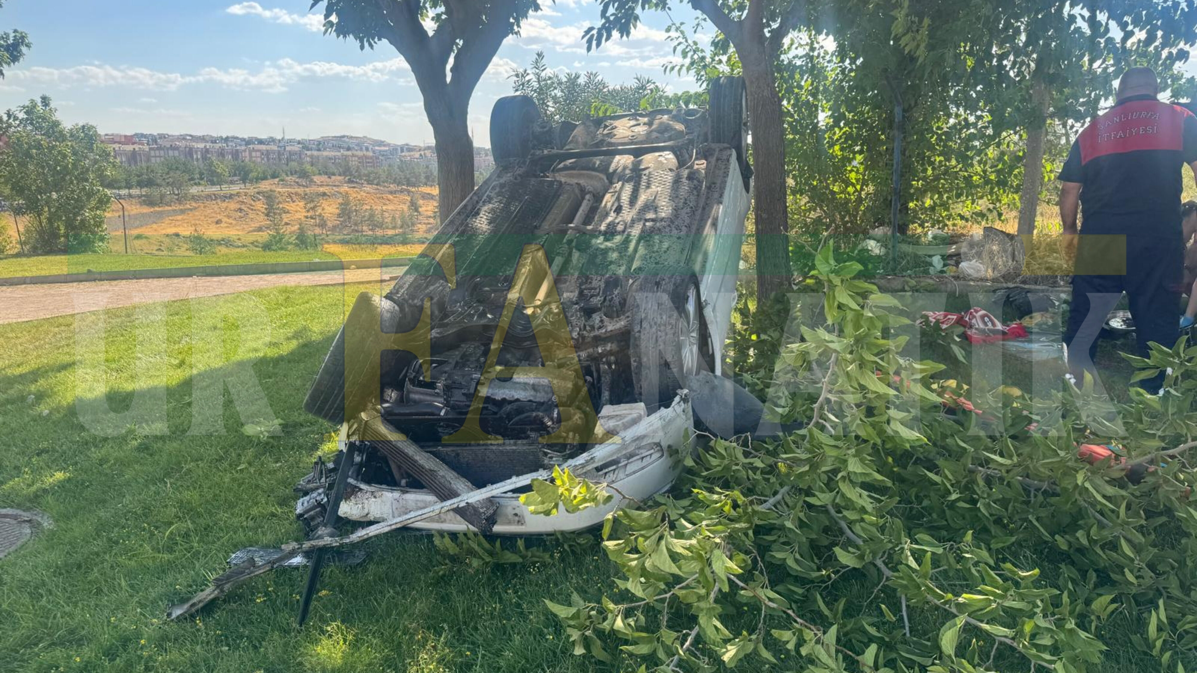 Şanlıurfa Eyyübiye’de Kaza Araç Takla Attı, Sürücü Yaralandı! (2)