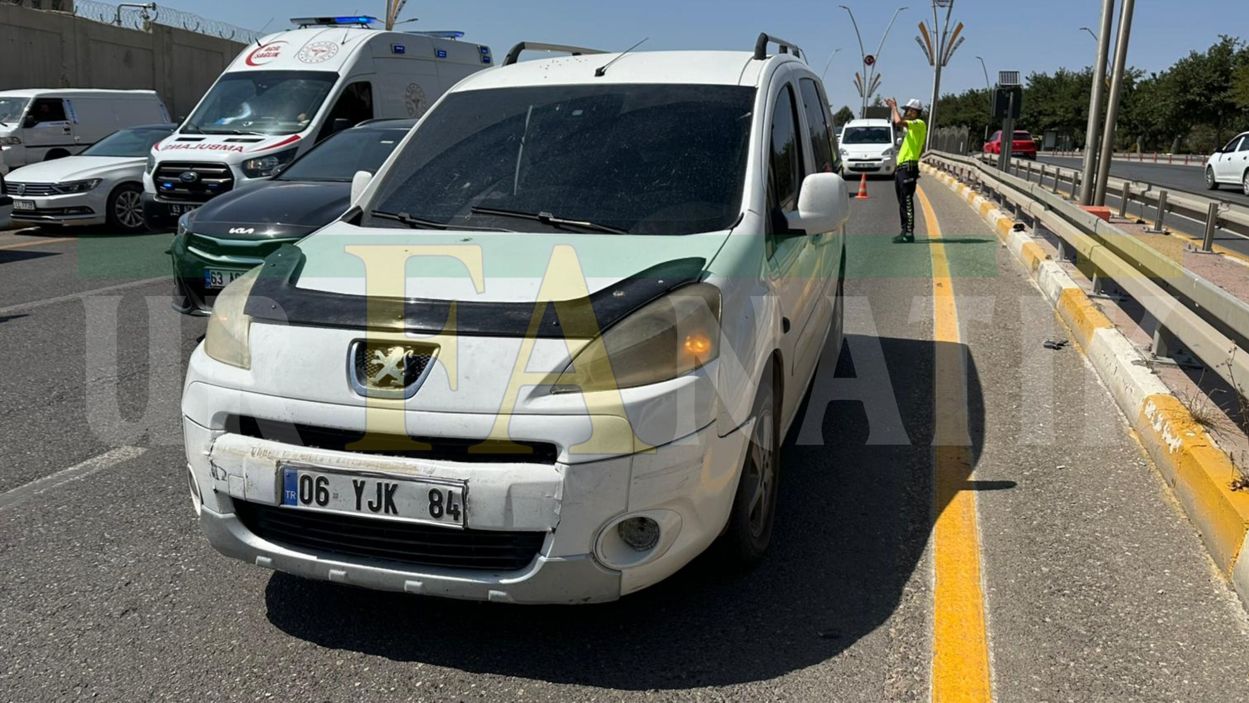 Şanlıurfa Haliliye’de Zincirleme Kaza 3 Araç Birbirine Girdi (2)