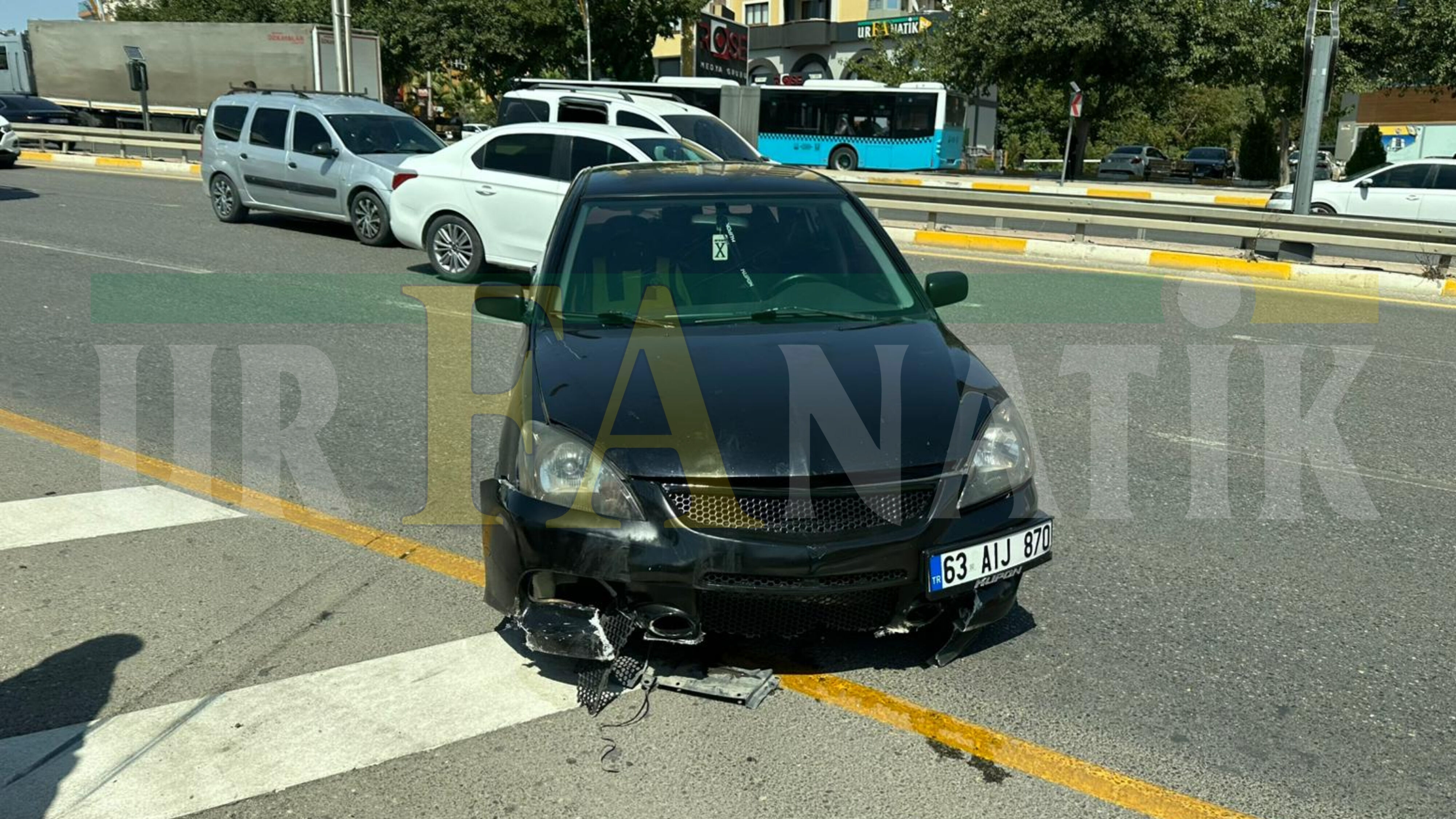 Şanlıurfa Haliliye’de Zincirleme Kaza 3 Araç Birbirine Girdi (4)