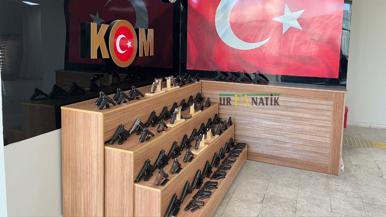 Şanlıurfa İl Emniyet Müdürlüğü Kom Şube Ekipleri, Gerçekleştirdiği Operasyonda Çok Sayıda Tabanca, Şarjör Ve Fişek Ele Geçirildi.