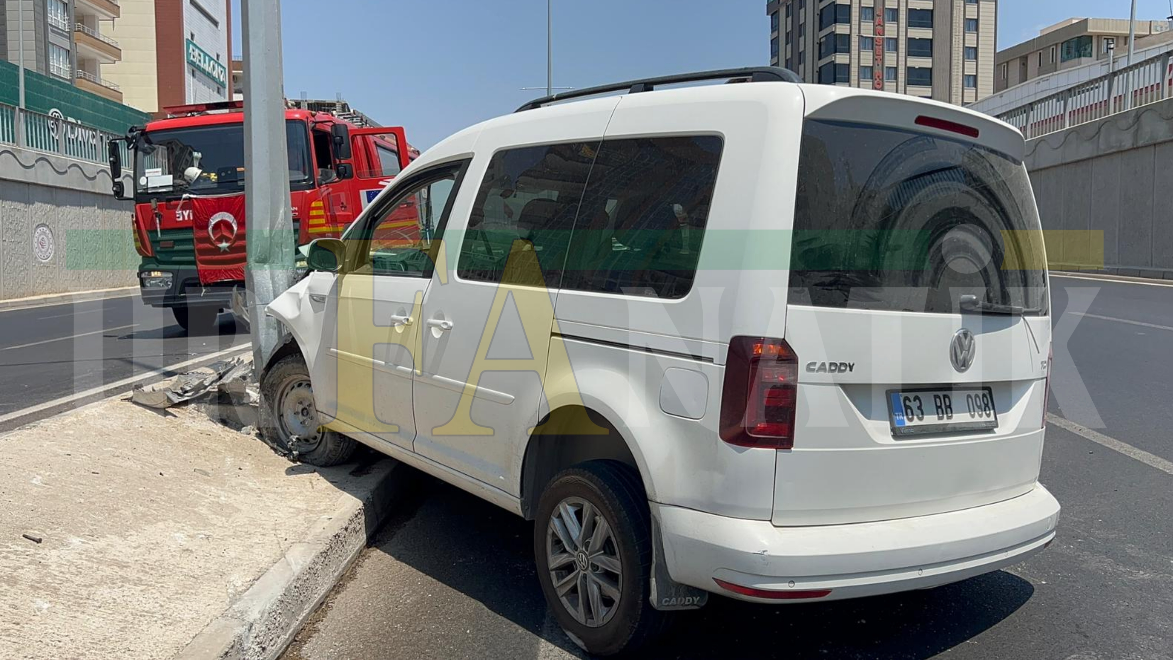 Şanlıurfa Karaköprü’de Korkutan Kaza Otomobil Direğe Çarptı, 1 Yaralı! (3)