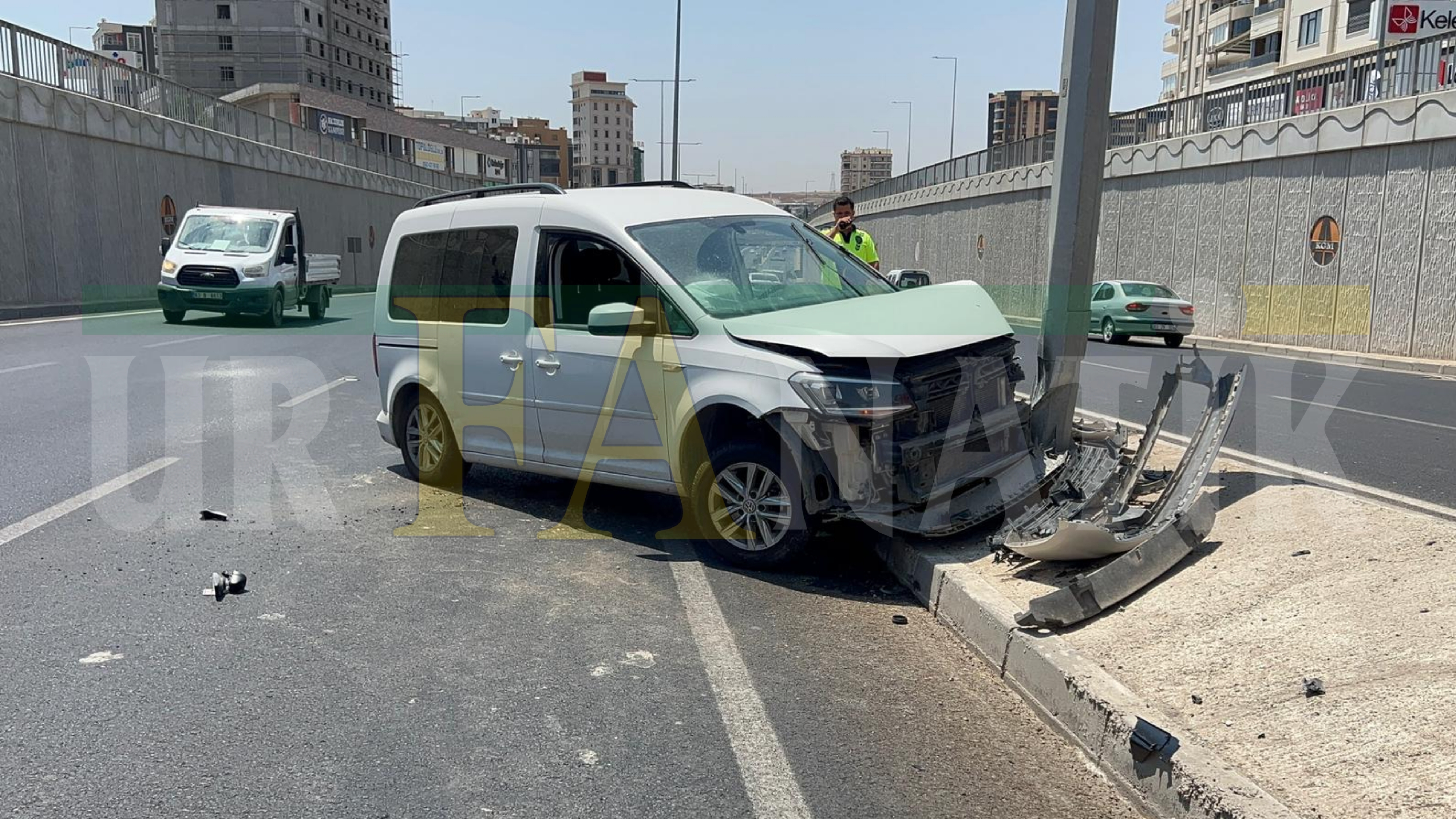 Şanlıurfa Karaköprü’de Korkutan Kaza Otomobil Direğe Çarptı, 1 Yaralı! (4)