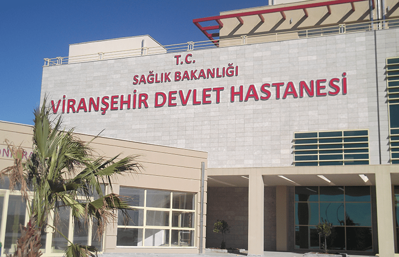 Şanlıurfa Viranşehir Siverek Karayolunda Otomobil Sürücüsü Alev Alan Araçtan Vatandaşların Yardımıyla Son Anda Kurtarıldı-1