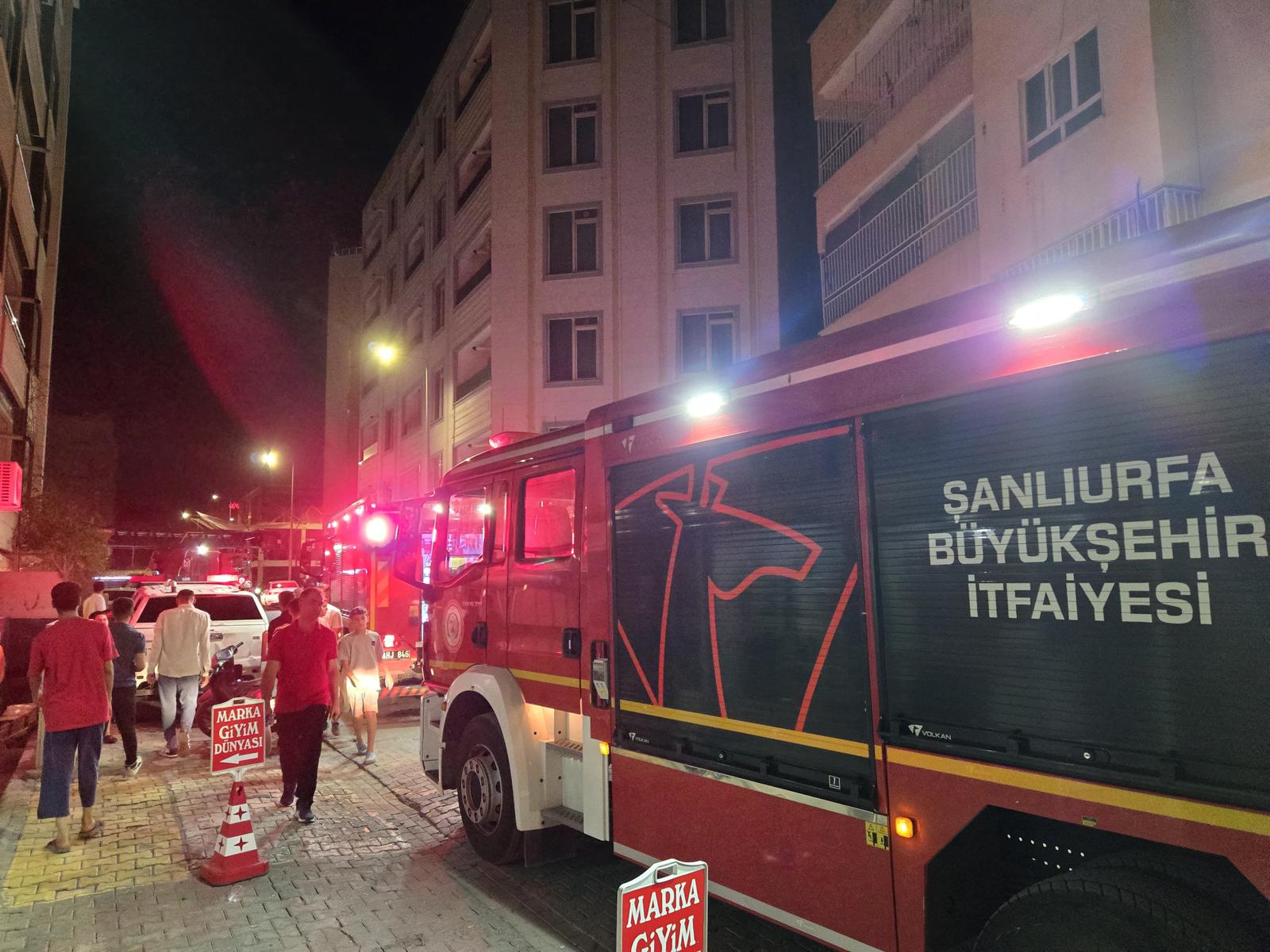 Şanlıurfa’da Apartmanın Üst Katında Korkutan Yangın (1)