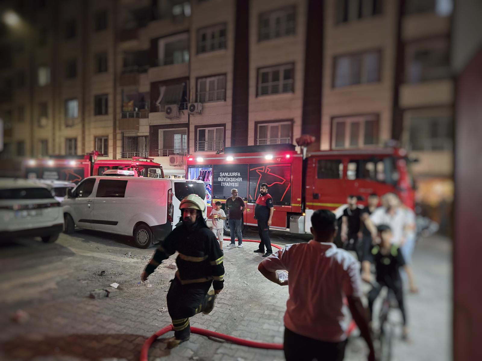 Şanlıurfa’da Apartmanın Üst Katında Korkutan Yangın (2)