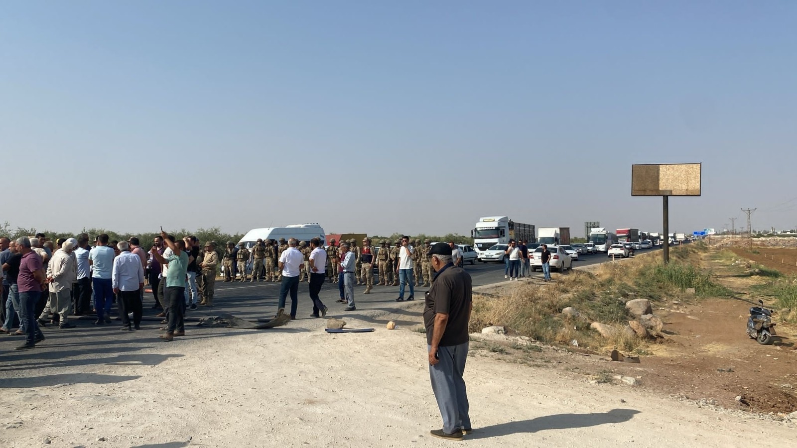 Şanlıurfa’da Çiftçiler Ayaklandı Gaziantep Kara Yolu Trafiğe Kapatıldı! (2)