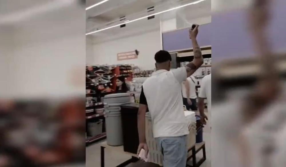 Şanlıurfa'da Markette Etrafa Deodorant Sıkan Şahıs Gözaltına Alındı (1)