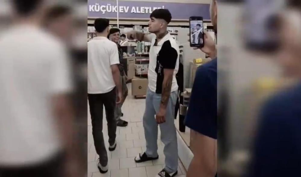 Şanlıurfa'da Markette Etrafa Deodorant Sıkan Şahıs Gözaltına Alındı (3)