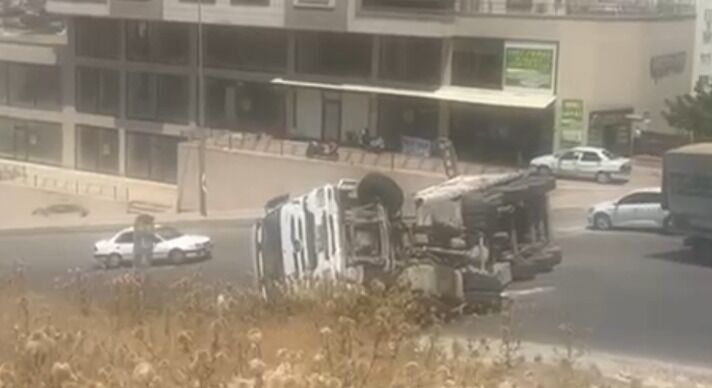 Şanlıurfa’da Tır Yan Yattı Sürücü Yaralı Kurtuldu-1