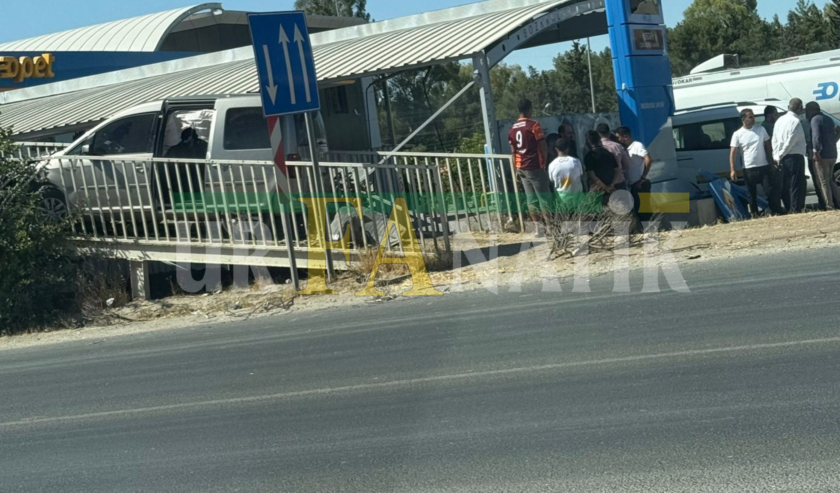 Şanlıurfa’nın Birecik İlçesinde İlginç Kaza Araç Üst Geçide Çıktı 1