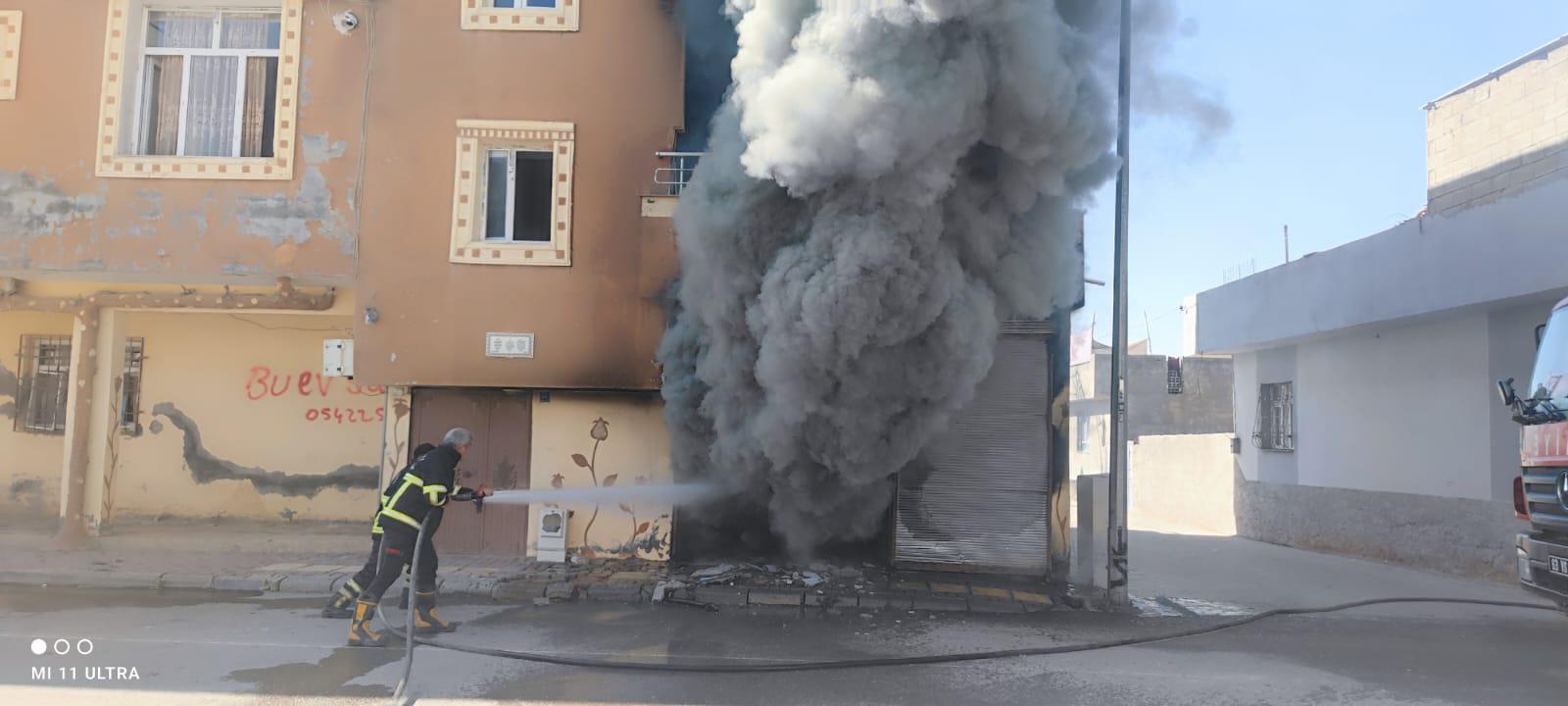 Şanlıurfa’nın Ceylanpınar Ilçesinde Meydana Gelen Depo Yangınına Itfaiye Ekipleri Müdahale Etti (2)