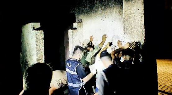 Şanlıurfa’nın Viranşehir Ilçesinde “Huzur 63” Uygulaması Gerçekleştirildi. Uygulamalarda Binlerce Şahıs, Yüzlerce Araç, Onlarca Işetme Denetlendi. Uygulamalarda Kasten Öldürme Olayının Faili Firarisi Iki Şahıs Yakalandı (3)